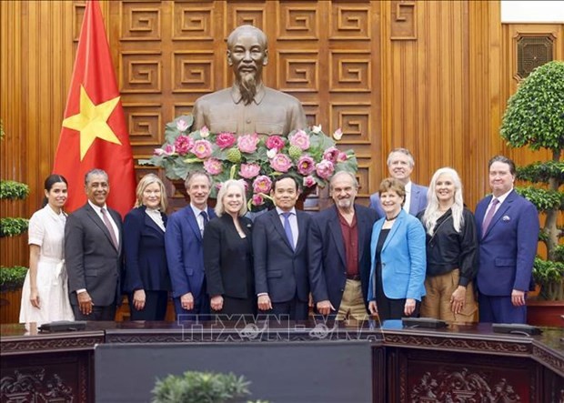 Deputy PM Tran Luu Quang (sixth from left) and his US guests (Photo: VNA)