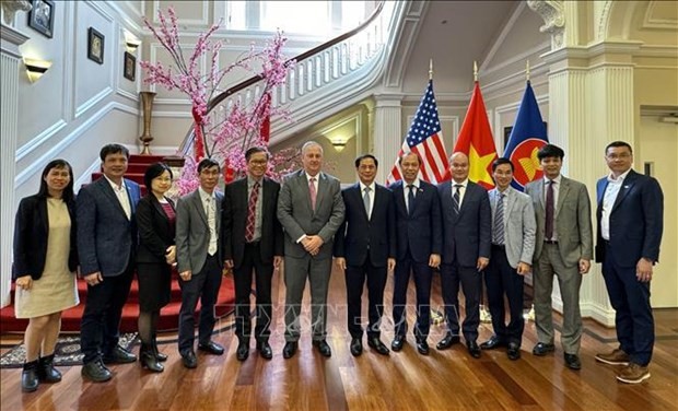 Minister of Foreign Affairs Bui Thanh Son (sixth from right) and the Vietnamese working delegation pose for a photo with Jeffrey Goss, Associate Vice Provost/SE Asia at the Arizona State University (sixth from left). (Photo: VNA)