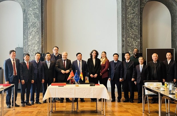 At the signing of a memorandum of understanding on cooperation between the Thai Binh Department of Planning and Investment and Hannoverimpuls GmbH – the economic development agency of the city and region of Hanover. (Photo: VNA)