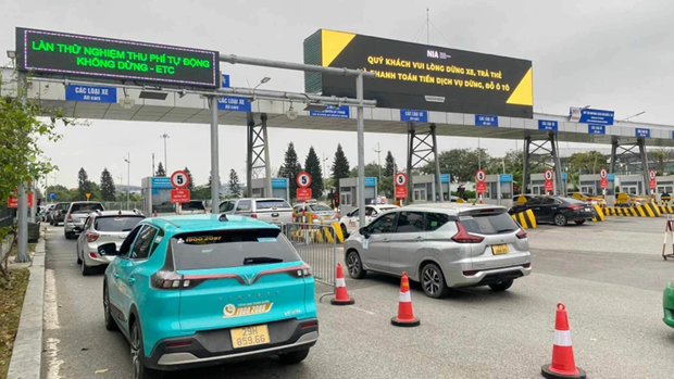 Non-stop toll collection has been piloted at the Noi Bai International Airport since February 6. (Photo: VNA)