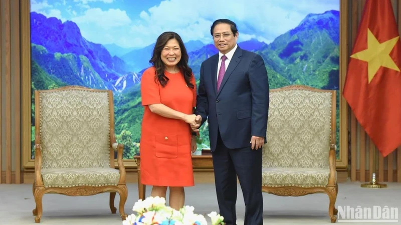 Prime Minister Pham Minh Chinh (right) and Canadian Minister of Export Promotion, International Trade and Economic Development Mary Ng. (Photo: VNA)