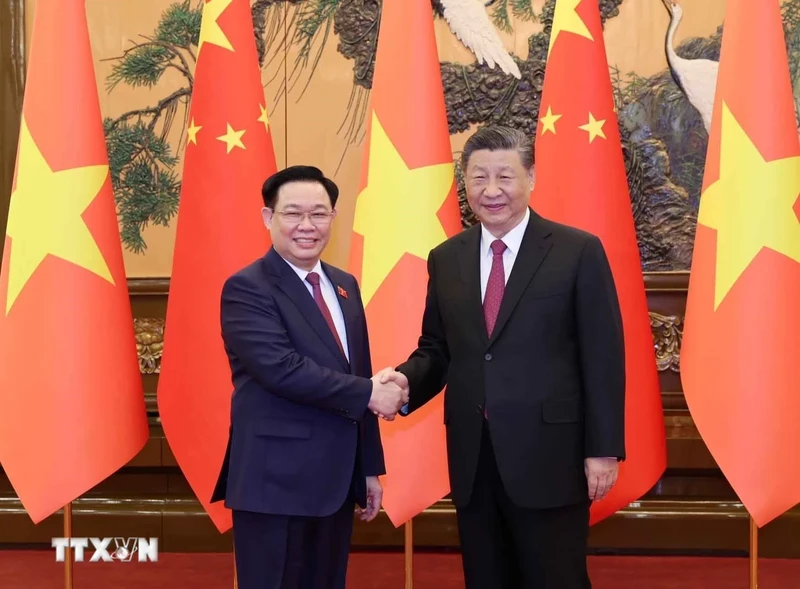 Chairman of the National Assembly of the Socialist Republic of Vietnam Vuong Dinh Hue (L) and General Secretary of the Communist Party of China (CPC) Central Committee and President of the People's Republic of China Xi Jinping (Photo: VNA) 