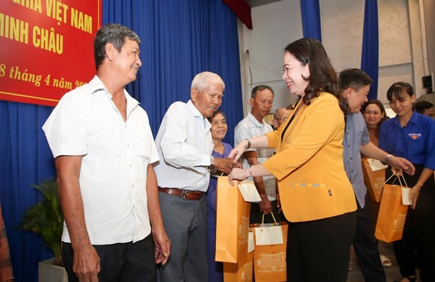 Acting Vice President Vo Thi Anh Xuan presents gifts to policy beneficiary families. (Photo: VNA)