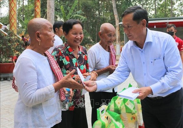 Poor Khmer households in An Giang given gifts on the Chol Chnam Thmay Festival. (Photo: VNA)