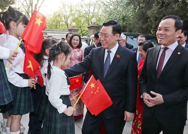 NA Chairman Vuong Dinh Hue meets representatives of the Vietnamese community in China. (Photo: VNA)