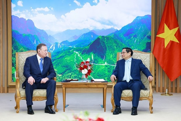 Prime Minister Pham Minh Chinh (R) receives Sergey Ivanovich Kudryashov, General Director of Russia’s Zarubezhneft JSC (Photo: VNA)