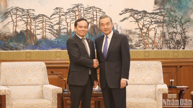 Deputy PM Tran Luu Quang (L) and Chinese Foreign Minister Wang Yi (Photo: NDO)