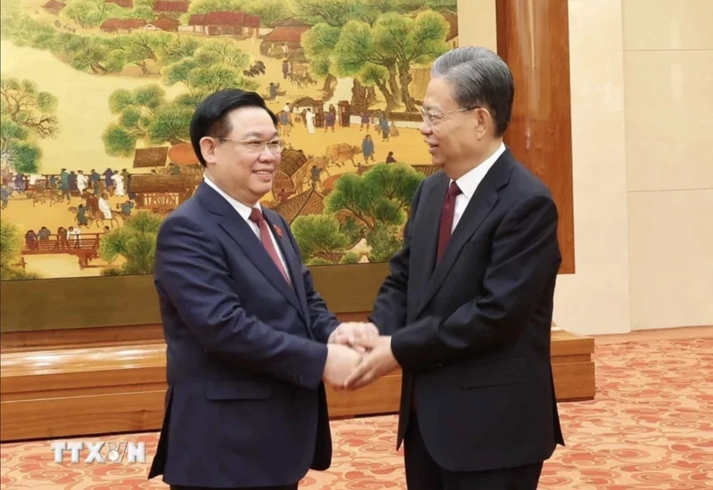 Vietnamese National Assembly Vuong Dinh Hue (L) and Chairman of the Standing Committee of the National People's Congress (NPC) of China Zhao Leji (Photo: VNA)