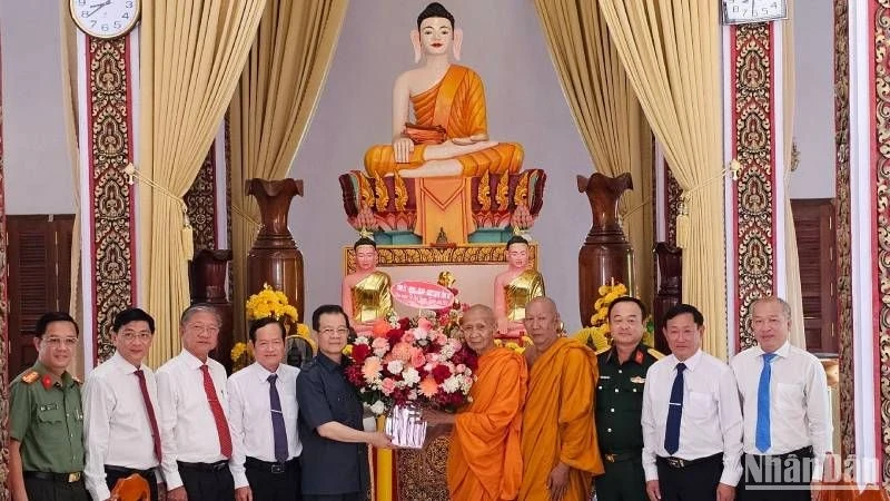 Leaders of An Giang Province extend greetings to Khmer people in An Giang on Chol Chnam Thmay festival. 