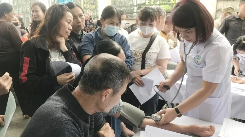 Doctors and nurses give free health check to people in Yen Binh District, Yen Bai Province. (Photo: Thai Son)