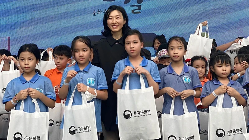 The organising committee present gifts to the children the SOS Children's Village Hanoi.