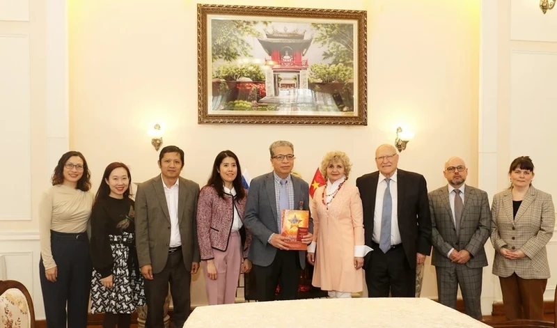 Ambassador Dang Minh Khoi and his guests in a group photo. (Photo: VNA)