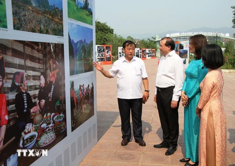 Delegates at the exhibition (Photo: VNA)