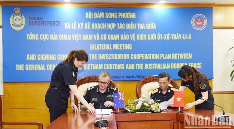 At the signing ceremony (Photo: NDO)