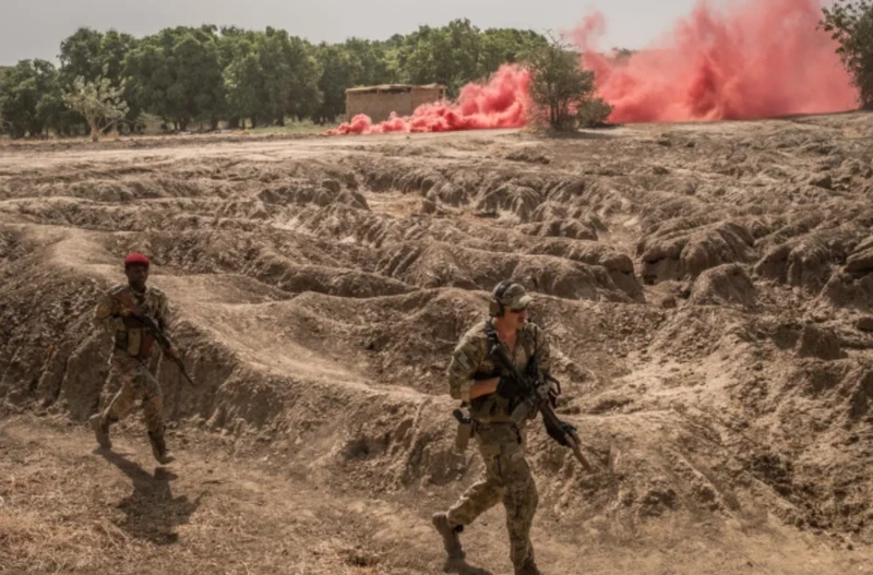 A US Special Forces trainer leads Chadian soldiers during an exercise in Ndjamena, Chad, on March 15, 2017. (Photo: Bryan Denton/The New York Times)