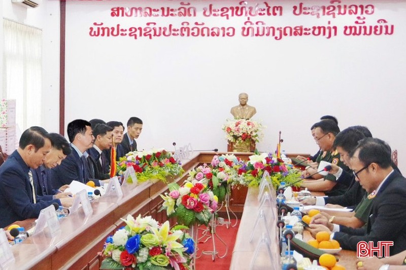 At a working session between a delegation from the central province of Ha Tinh and the Special Task Force of Vientiane (Photo: baohatinh.vn)