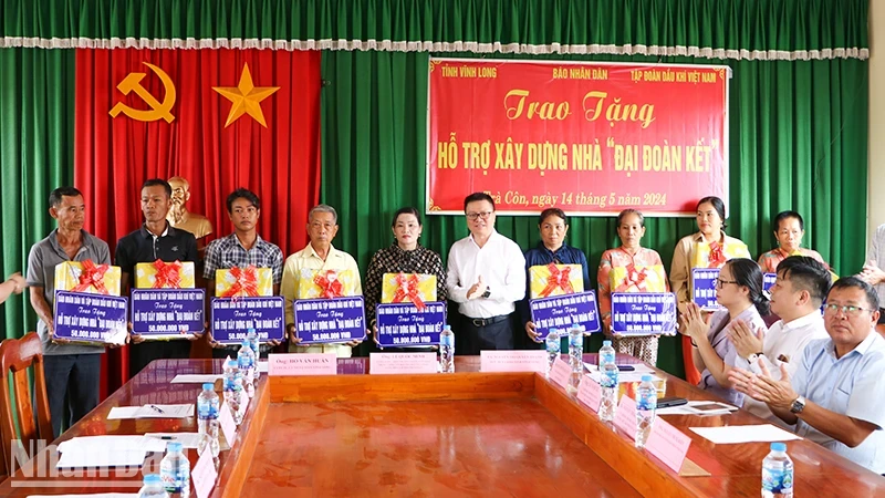 Editor-in-Chief Le Quoc Minh delivers the funding of construction of nine social houses in Tra Vinh.