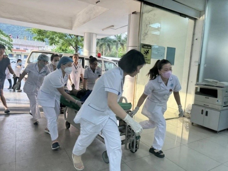 Victims of the mine accident are taken to the Cam Pha general hospital for emergency treatment. (Photo: VNA)