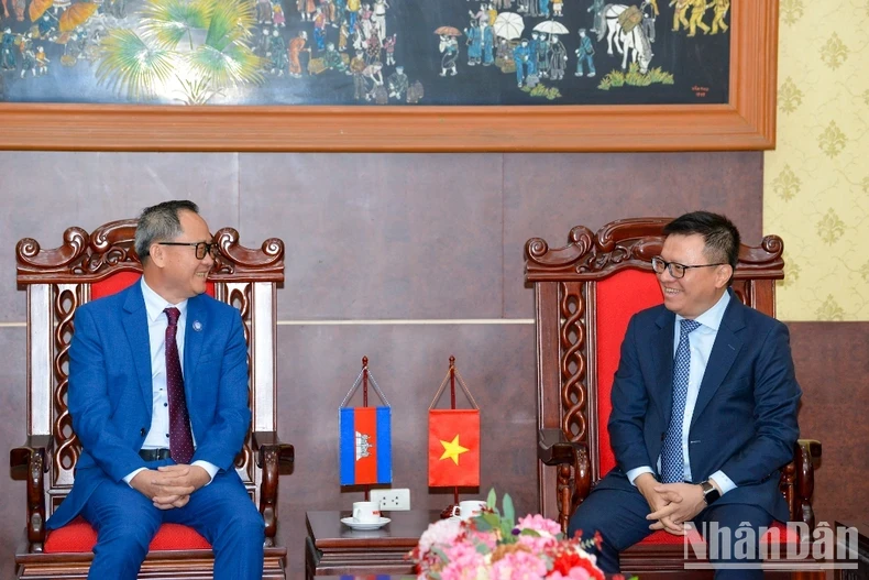 Editor-in-chief Le Quoc Minh receives CCJ President Puy Kea at the newspaper’s headquarters.