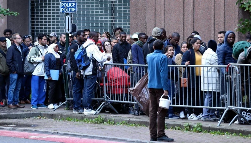 Refugees lining up at the metro station in Brussels, Belgium. (Photo: Getty Images/qdnd.vn)