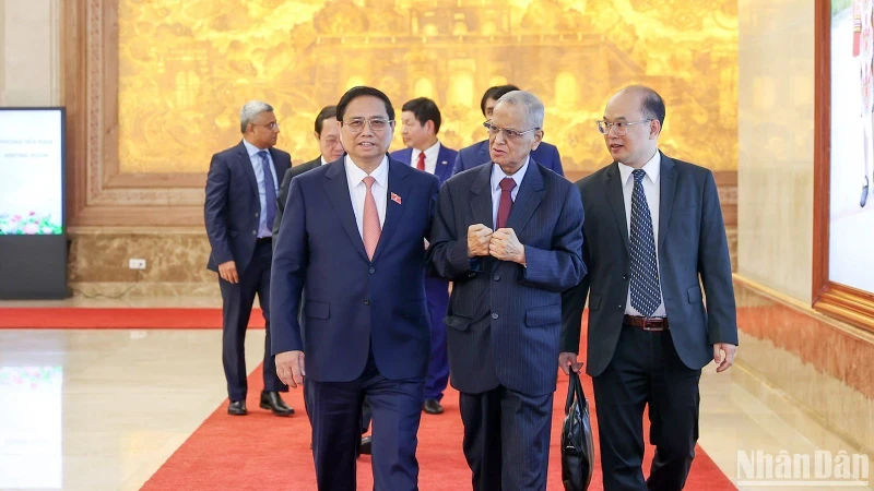 Prime Minister Pham Minh Chinh (left) on May 20 receives Nagavara Ramaroa Narayana Murthy, co-founder of Infosys – one of the biggest IT companies in India. (Photo: NDO)