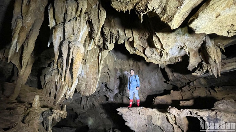 The beauty of Van Tien Cave and the underground river