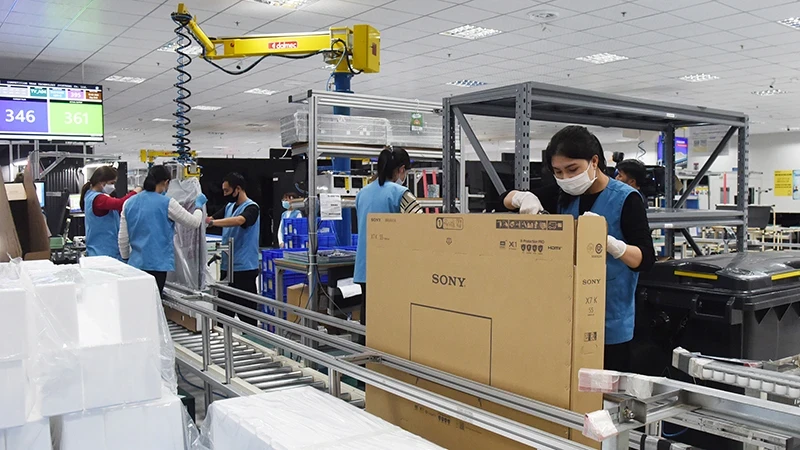 Workers of Competition Team Technology (Vietnam) Co., Ltd. pack high-tech liquid crystal display products at Dong Mai Industrial Park, Quang Ninh province. (Photo: Khanh An)
