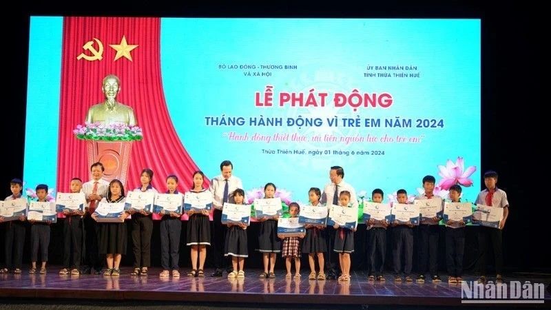 Disadvantaged children receive gifts at the launch ceremony for the Action Month for Children 2024. (Photo: NDO)