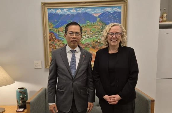 Deputy Speaker of the Australian House of Representatives and Chairperson of the Australia-Vietnam Friendship Parliamentarians' Group Sharon Claydon receives Vietnamese Ambassador to Australia Pham Hung Tam in Canberra on May 31. (Photo: VNA)