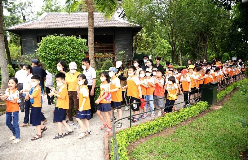 The President Ho Chi Minh Relic Site at the Presidential Palace is a "red address" that always attracts a large number of people, including teenagers and children, to visit and study.