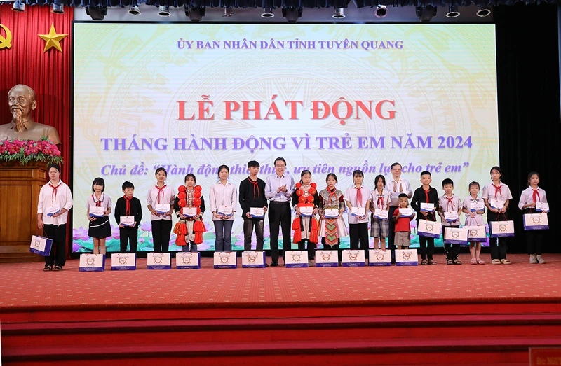 Leaders of Tuyen Quang Province and the Department of Children under the Ministry of Labour, Invalids and Social Affairs, award scholarships to students at the launch ceremony of Action Month for Children 2024. (Photo: Hai Chung)