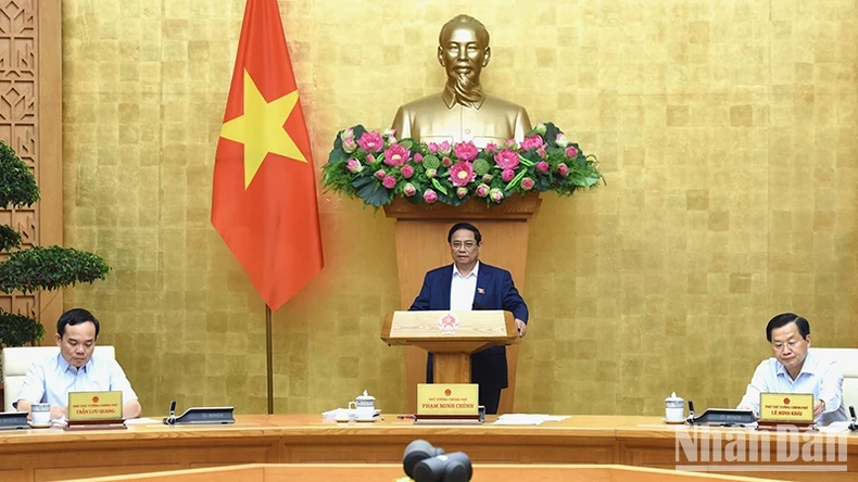 PM Pham Minh Chinh (centre) chairs the Government's regular meeting on June 1. (Photo: NDO)