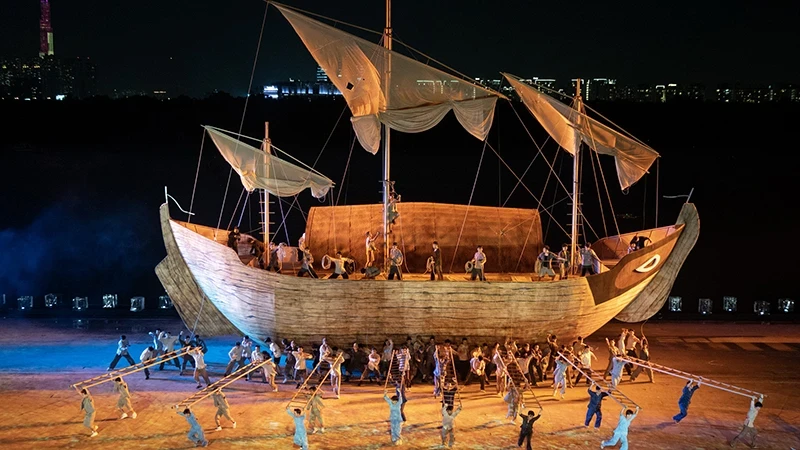 Over 1,000 artists and actors/actresses participated in an outdoor grand opera, titled “The Story of a River Season 2 - The Legendary Voyage”. (Photo: Quoc Thanh)