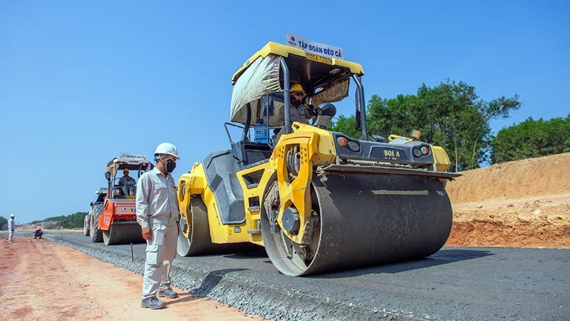 Units deploy roadbed compaction construction under the investment project to build the north-south expressway, Quang Ngai-Hoai Nhon section.