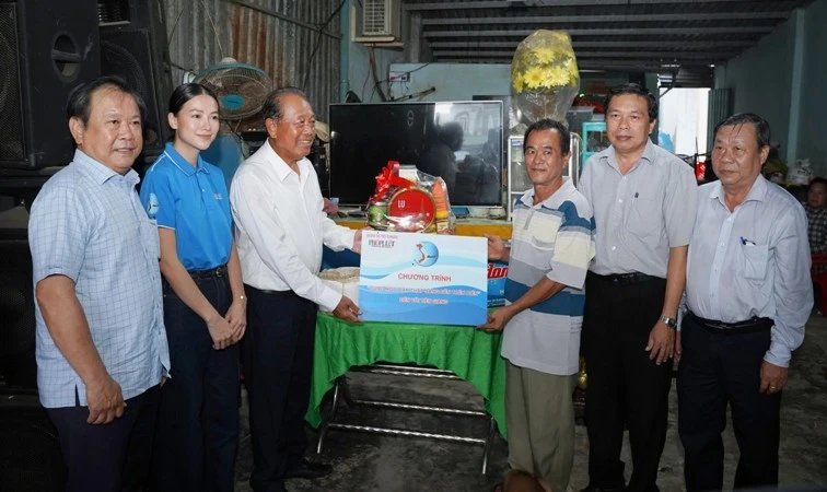 Former Politburo member Truong Hoa Binh and the working group visit and present gifts to fisherman Nguyen Hoang Tam.