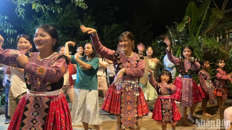 Tourists experience the typical dance of the Mong people at a tourist destination in Van Ho Commune, Van Ho District, Son La Province.