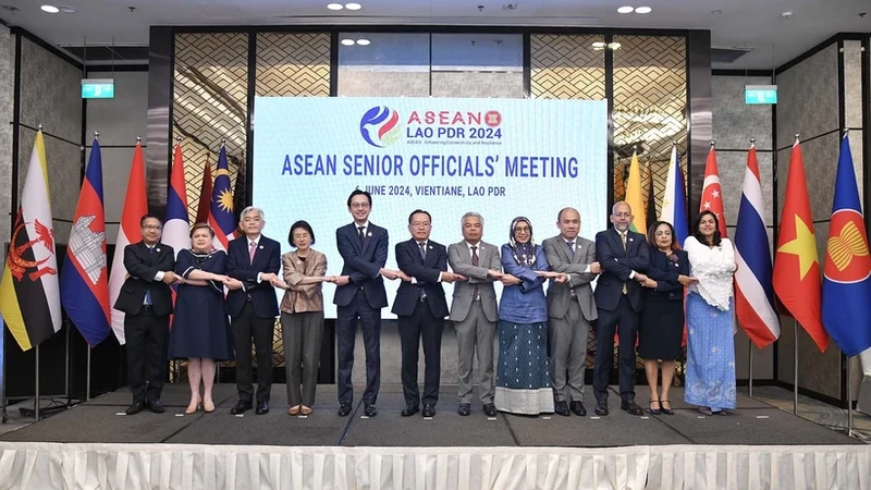 Deputy Foreign Minister Do Hung Viet (5th from left) in a group photo at the ASEAN Senior Officials' Meeting, (Photo: VNA)