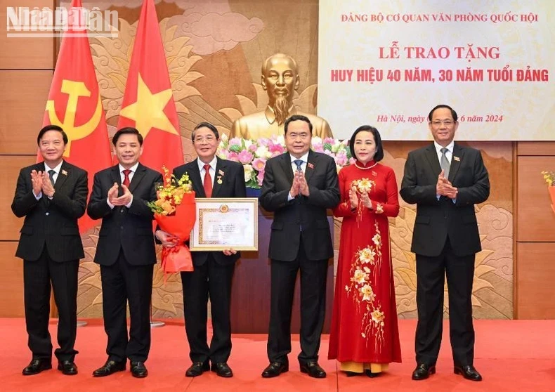 NA Chairman Tran Thanh Man (third from right) presents the 40-year Party membership badge to Nguyen Duc Hai, member of the Party Central Committee and Vice Chairman of the legislature, on June 7. (Photo: NDO)