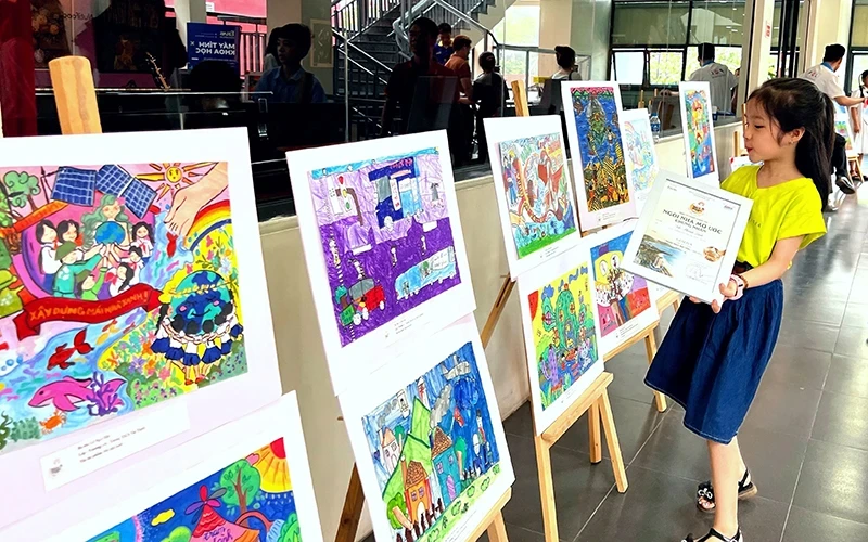 The winning works of the 2024 National Children's Art Contest, themed “Dream Houses”. (Photo: My Hanh)
