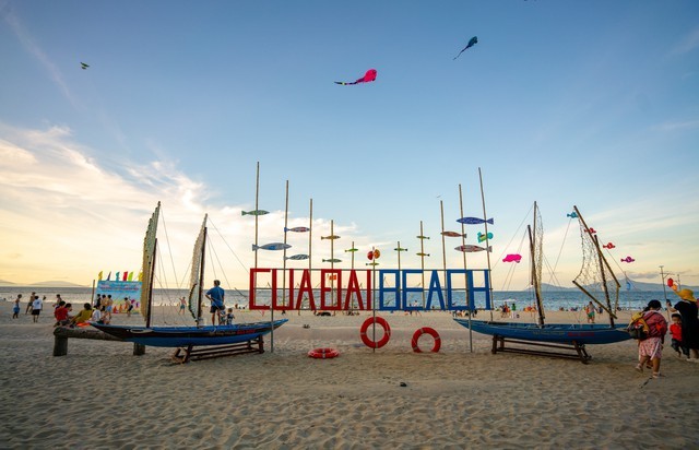Many activities such as music, cuisine, and sports events and weekly music exchange performances by street music groups and acoustic clubs will also be held at Cua Dai Beach.
