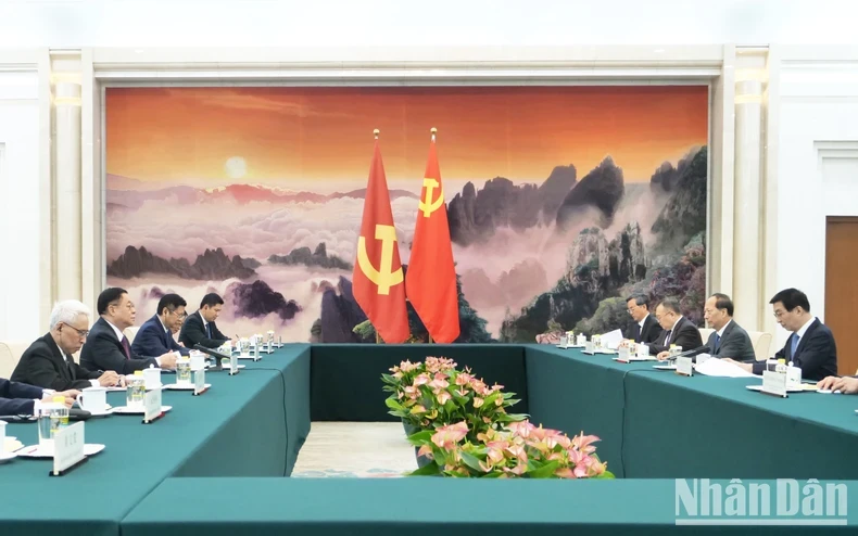The meeting between the CPV delegation and Wang Huning, member of the Standing Committee of the CPC Central Committee’s Political Bureau and Chairman of the National Committee of the Chinese People’s National Political Consultative Conference, in Beijing on June 13 (Photo: NDO)