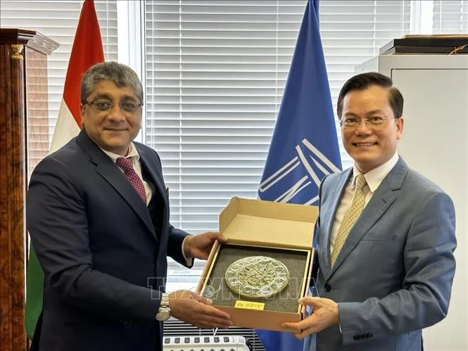 Vietnamese Deputy Minister of Foreign Affairs Ha Kim Ngoc (right) and Chairman of UNESCO’s World Heritage Committee Vishal Sharma. (Photo: VNA)