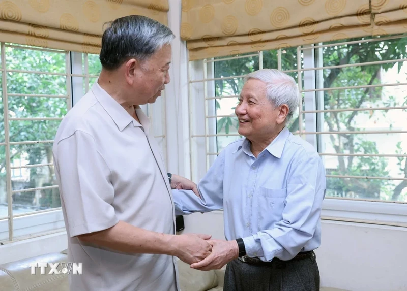 President To Lam (left) and Ha Dang, former member of the Party Central Committee and former Chairman of the Party Central Committee's Commission for Ideology and Culture. (Photo: VNA)