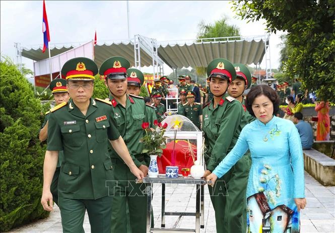 Memorial and burial service held for the remains of 12 Vietnamese volunteer soldiers and experts who laid down their lives in Laos. (Photo: VNA)