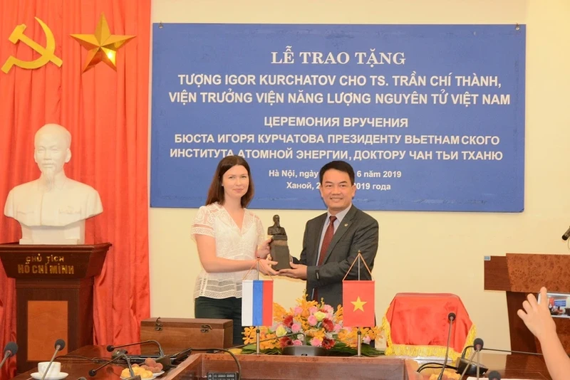 Dr. Tran Chi Thanh (R) has been the first person in Southeast Asia to be awarded the statue of Academician Igor Kurchatov for his contribution to the promotion of the development of the nuclear energy industry. (Photo: www.most.gov.vn)