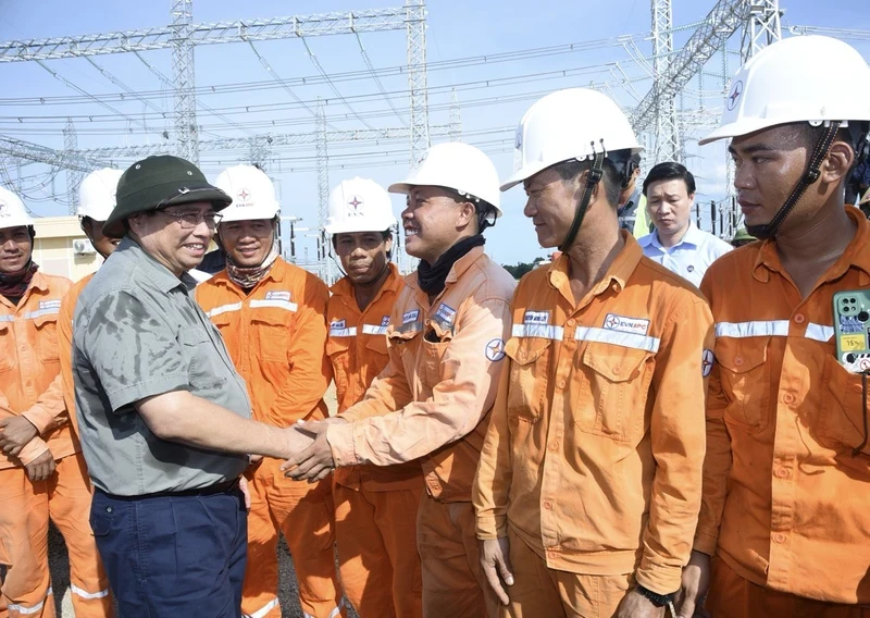 Prime Minister Pham Minh Chinh visits workers at the construction site of the project at Cau Loc commune of Hau Loc district, Thanh Hoa province (Photo: NDO/Tran Hai)