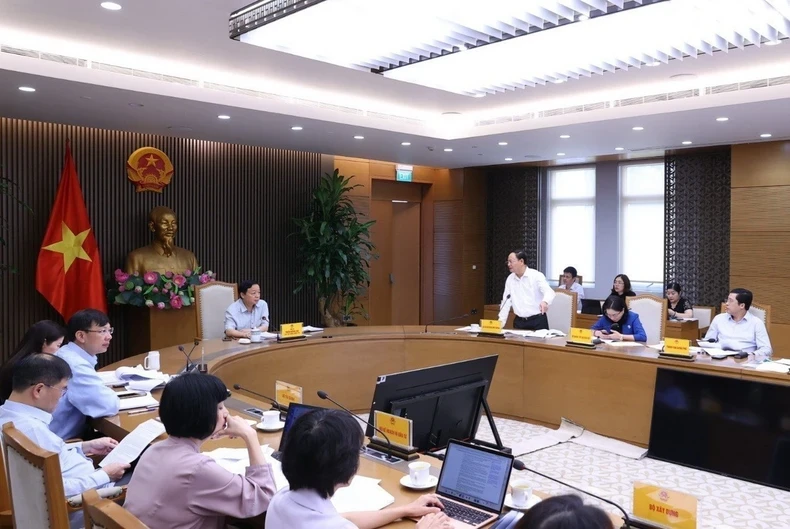 Deputy Prime Minister Tran Hong Ha chairs the meeting.