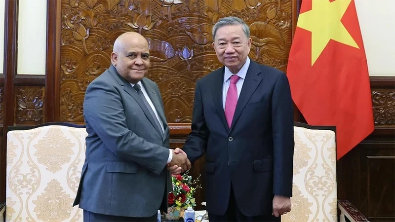 Cuban Ambassador to Vietnam Orlando Nicolas Hernandez Guillen (left) and President To Lam. (Photo: VNA)