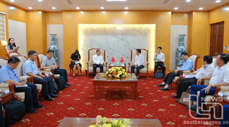 Representatives of the Thai Nguyen provincial People's Committee and the State Ethnic Affairs Commission of China at the meeting. (Photo: baothainguyen.vn)