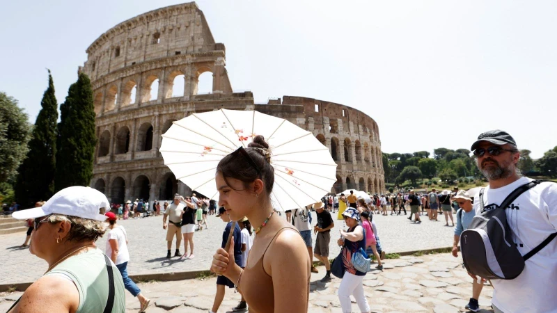 Tourists walk near the Colosseum in Rome during a heat wave spreading across Italy, on July 17, 2023. (Photo: Reuters)